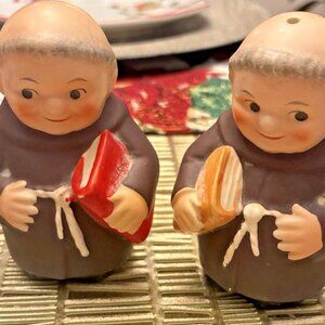 Goebel Hummel Friar Tuck Salt & Pepper Set w/RARE Red and Yellow Books Vintage